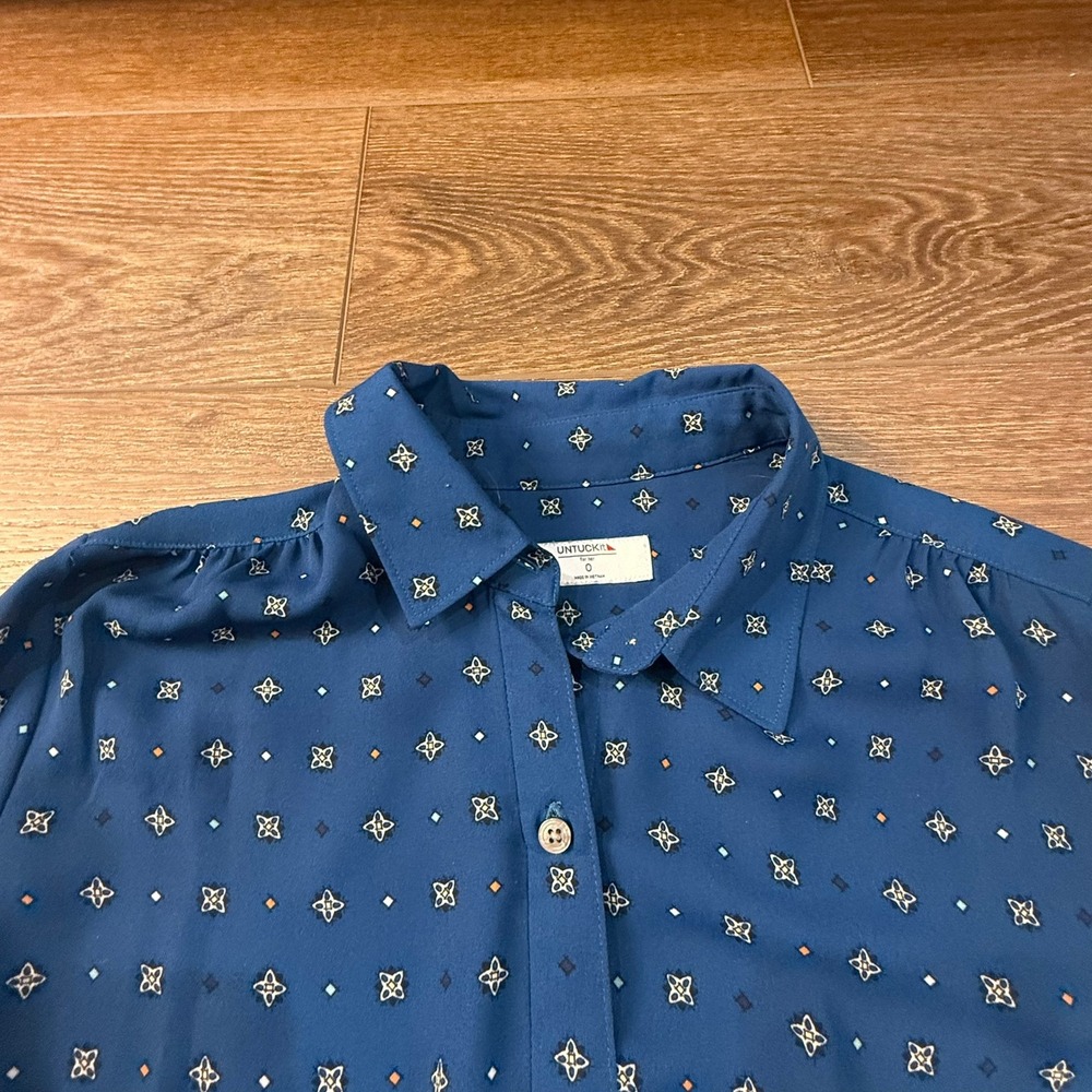 UNTUCKit Women's Natalie Button Front Shirt Blue Geometric Print 0 Classic - Picture 2 of 14